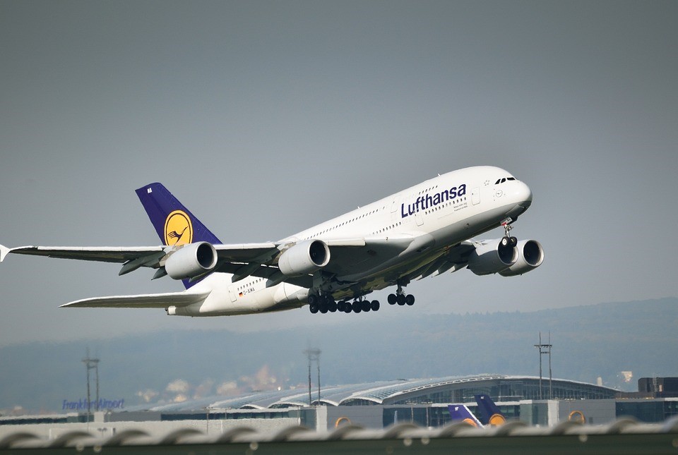 Lufthansa flight and baggage policy